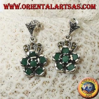 Orecchini in argento pendenti con 6 smeraldi naturali tondi incastonati a formare un fiore e marcasite
