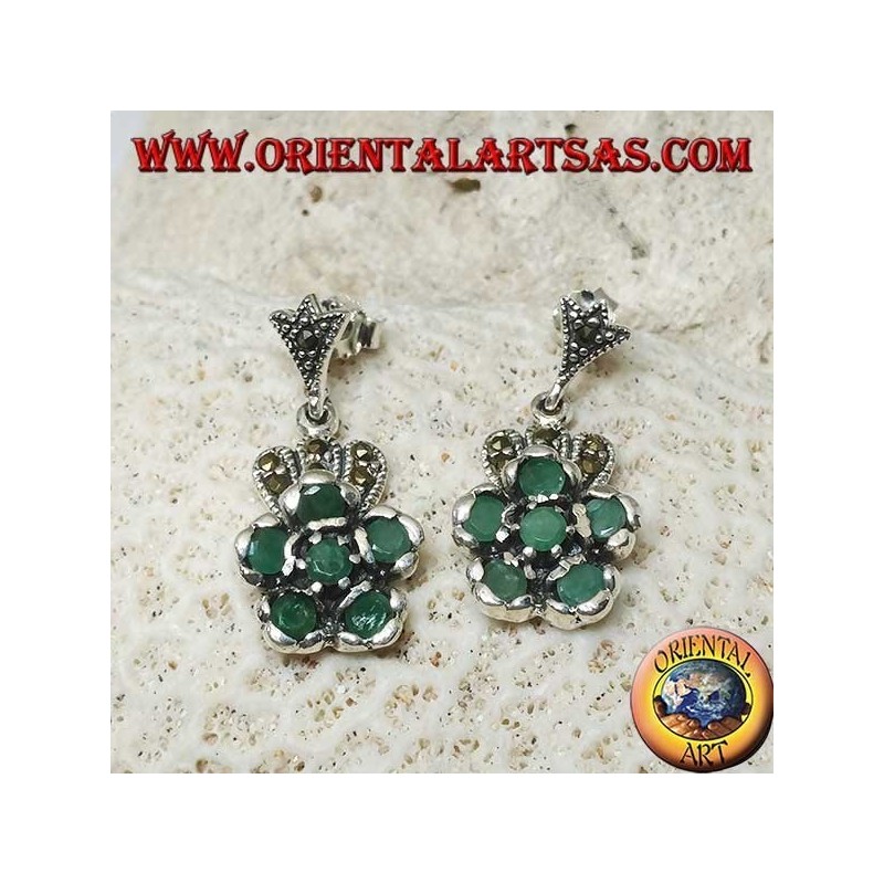 Orecchini in argento pendenti con 6 smeraldi naturali tondi incastonati a formare un fiore e marcasite