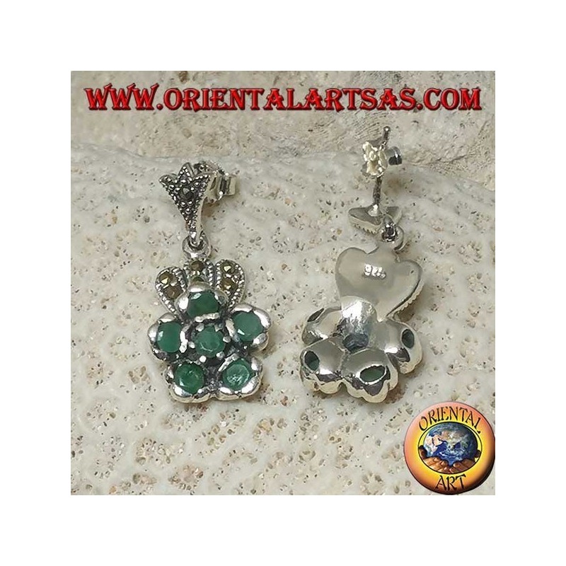 Orecchini in argento pendenti con 6 smeraldi naturali tondi incastonati a formare un fiore e marcasite