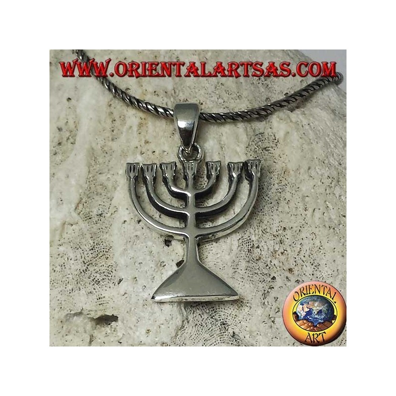 Colgante de plata de la Menorah, lámpara de aceite con siete brazos.