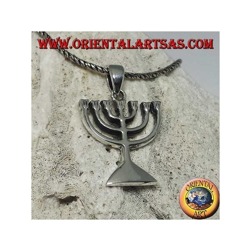 Colgante de plata de la Menorah, lámpara de aceite con siete brazos.