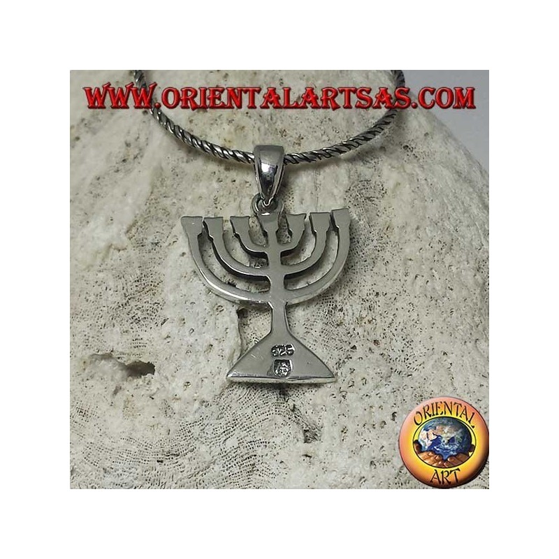 Colgante de plata de la Menorah, lámpara de aceite con siete brazos.