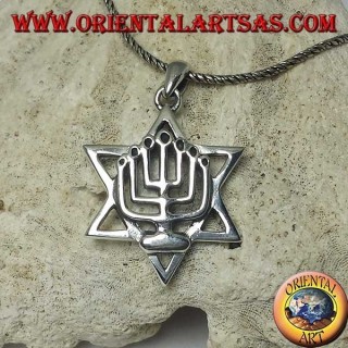 Pendentif en argent de la Menorah au dessus de l'étoile de David
