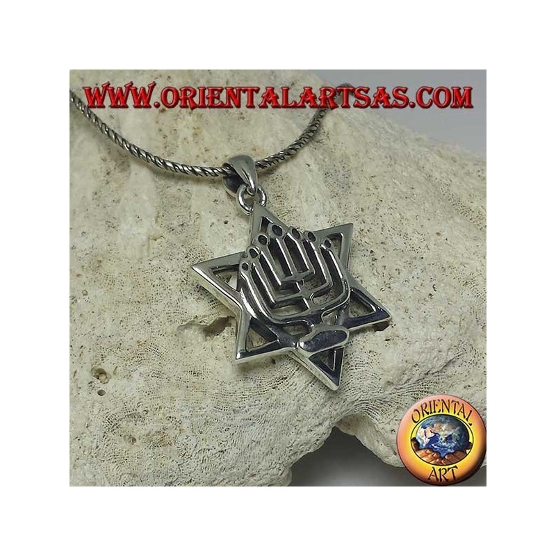 Pendentif en argent de la Menorah au dessus de l'étoile de David