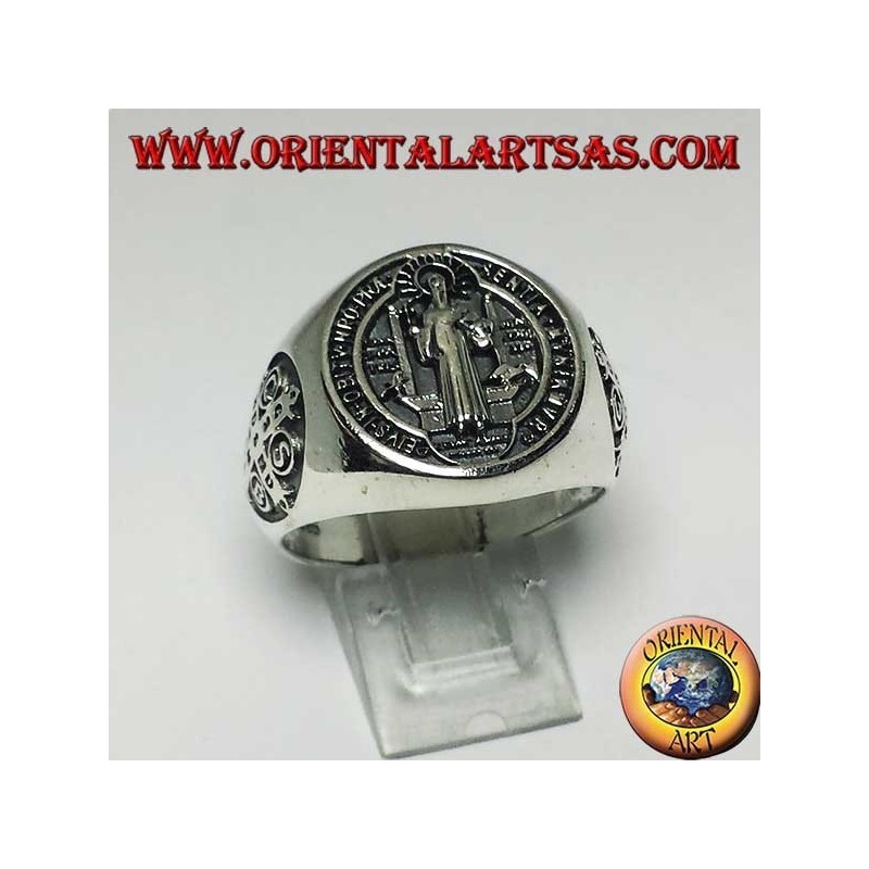Anillo de plata con sello de San Benito con cruz en los costados.