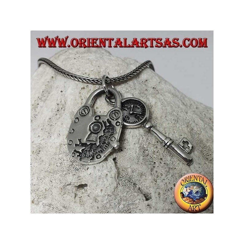 Pendentif double en argent 925 composé d'un cadenas détaillé et d'une clef avec cadran d'horloge.