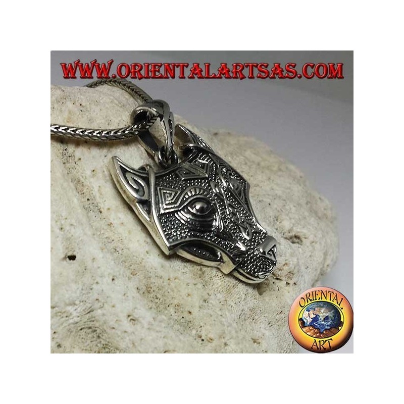 Colgante de cabeza de lobo plateado con nudo celta