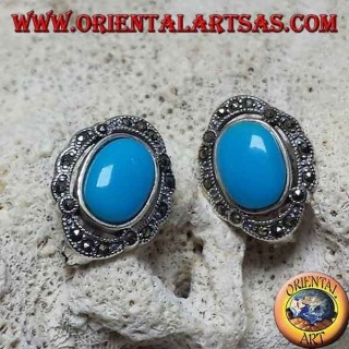 Pendientes de lóbulos plateados con turquesa ovalada y marcasitas.