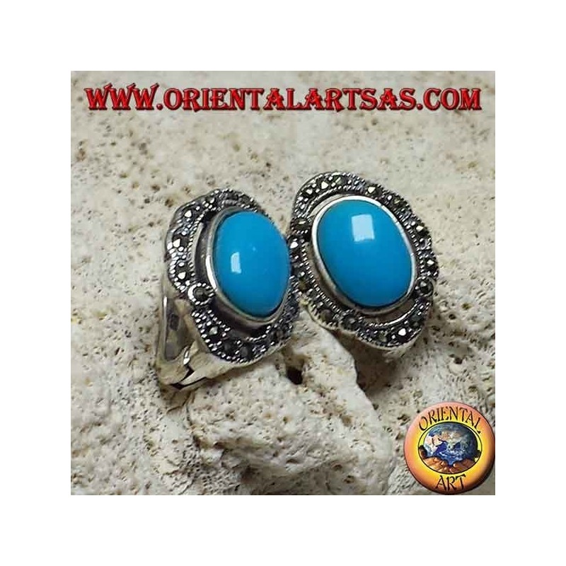 Pendientes de lóbulos plateados con turquesa ovalada y marcasitas.