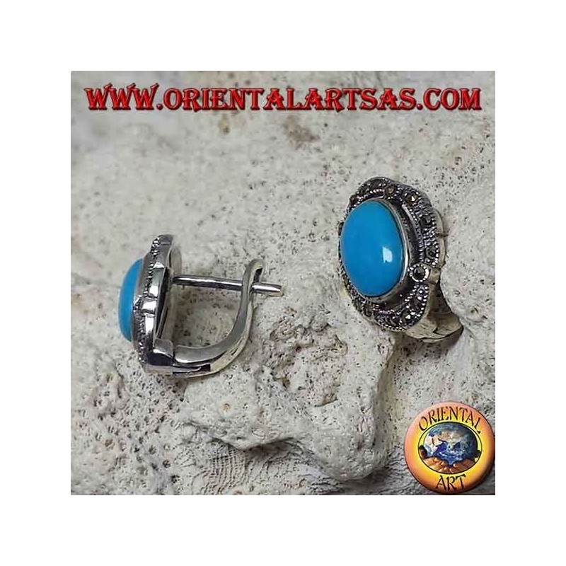 Pendientes de lóbulos plateados con turquesa ovalada y marcasitas.