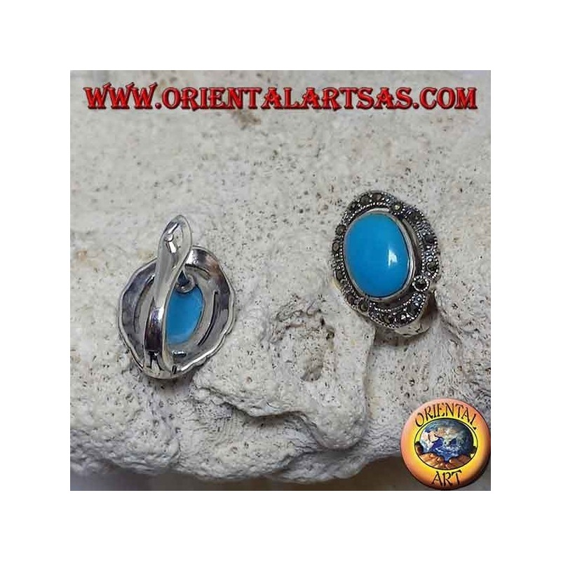 Pendientes de lóbulos plateados con turquesa ovalada y marcasitas.