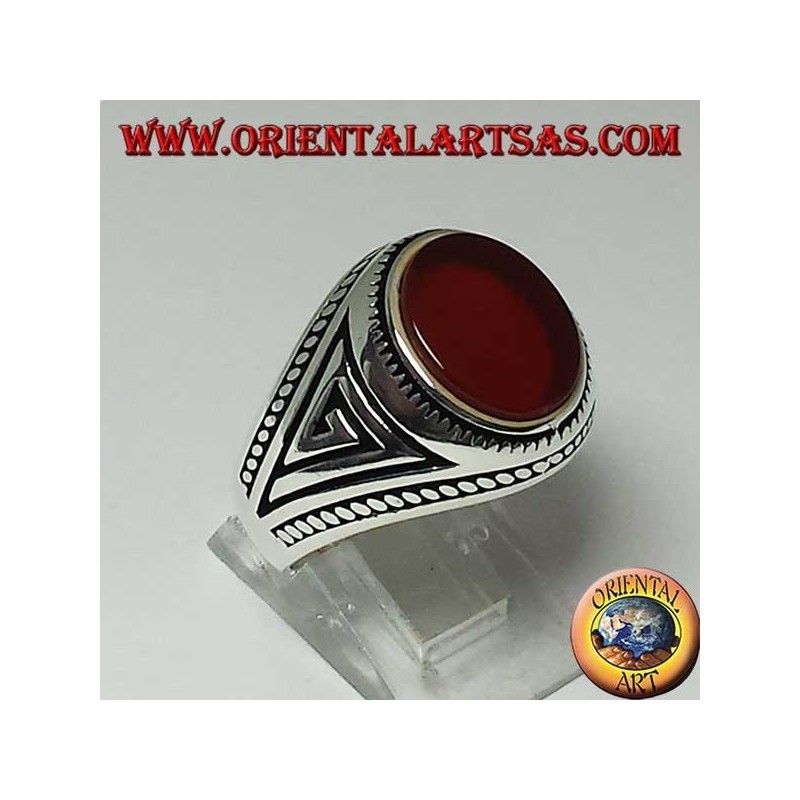 Bague en argent avec cornaline ovale plate avec une tresse sur les bords de la bague