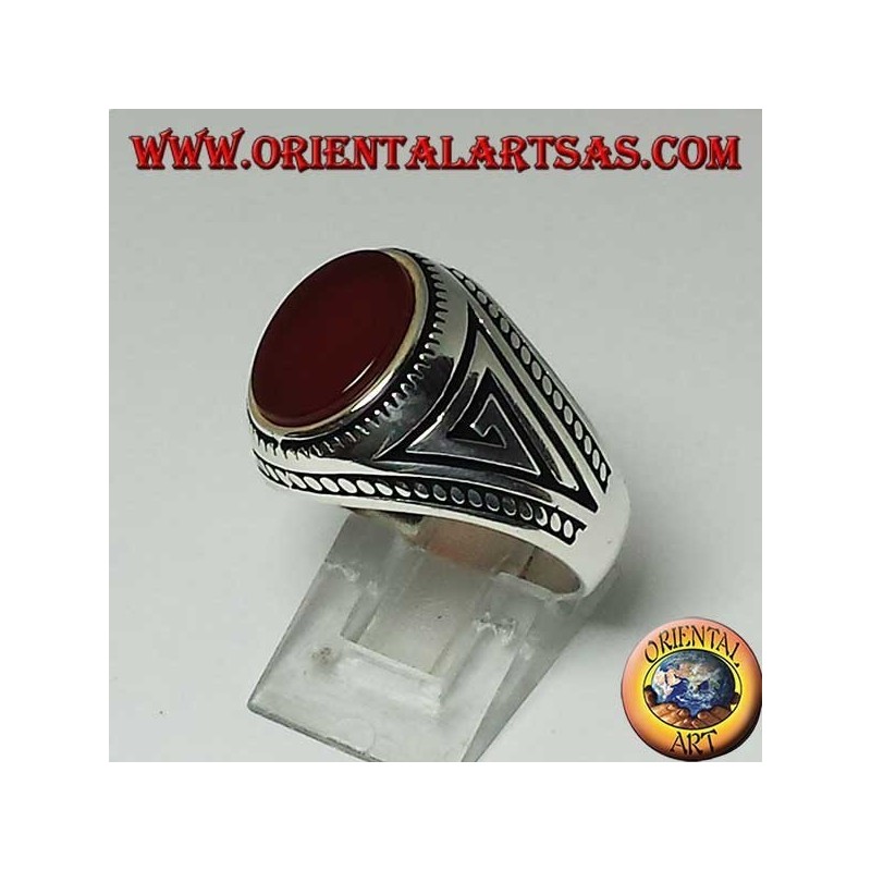 Anillo de plata con cornalina plana ovalada con trenza en los bordes del anillo.