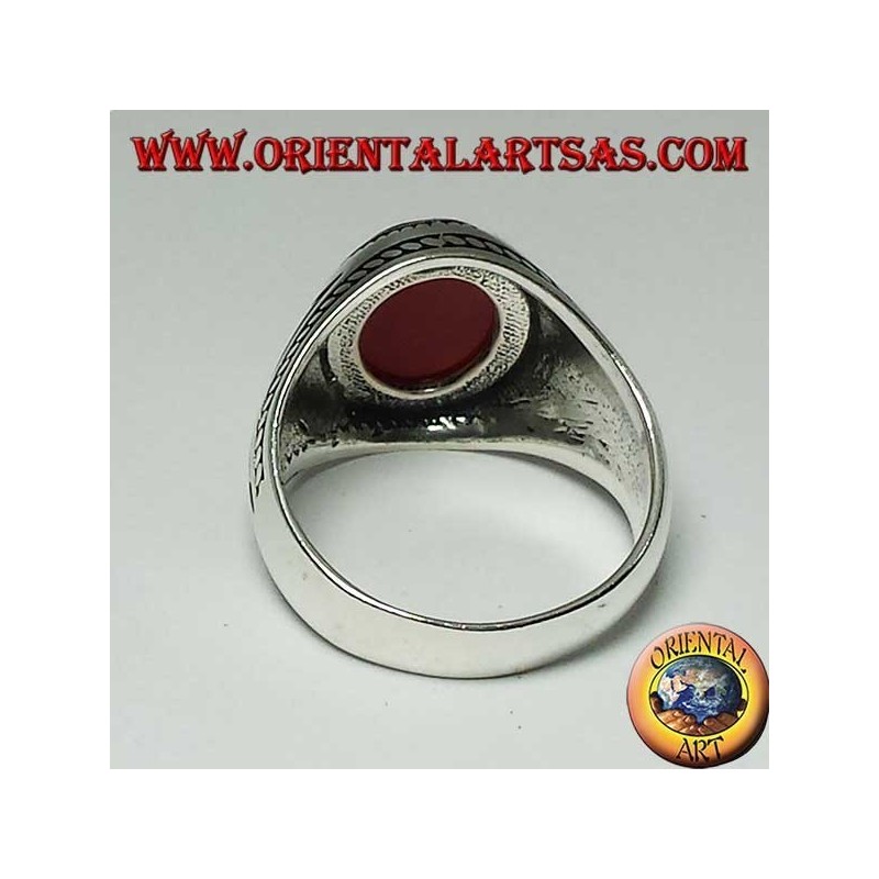 Anello in argento con corniola ovale piatta con treccia ai bordi dell'anello
