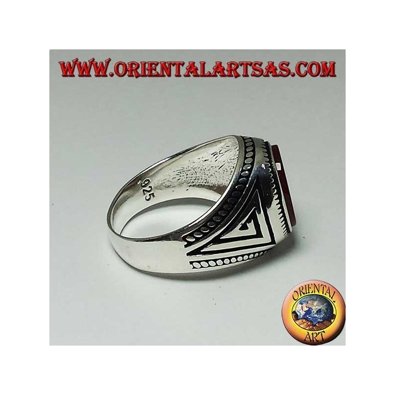 Bague en argent avec cornaline ovale plate avec une tresse sur les bords de la bague