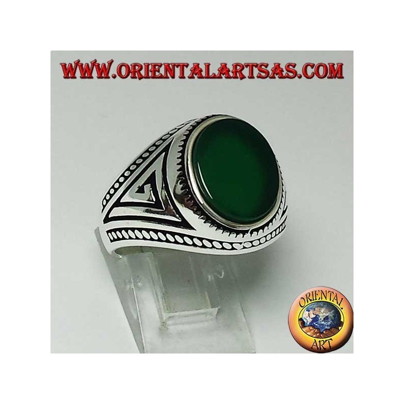 Anillo de plata con ágata verde ovalada plana con trenza en los bordes del anillo.