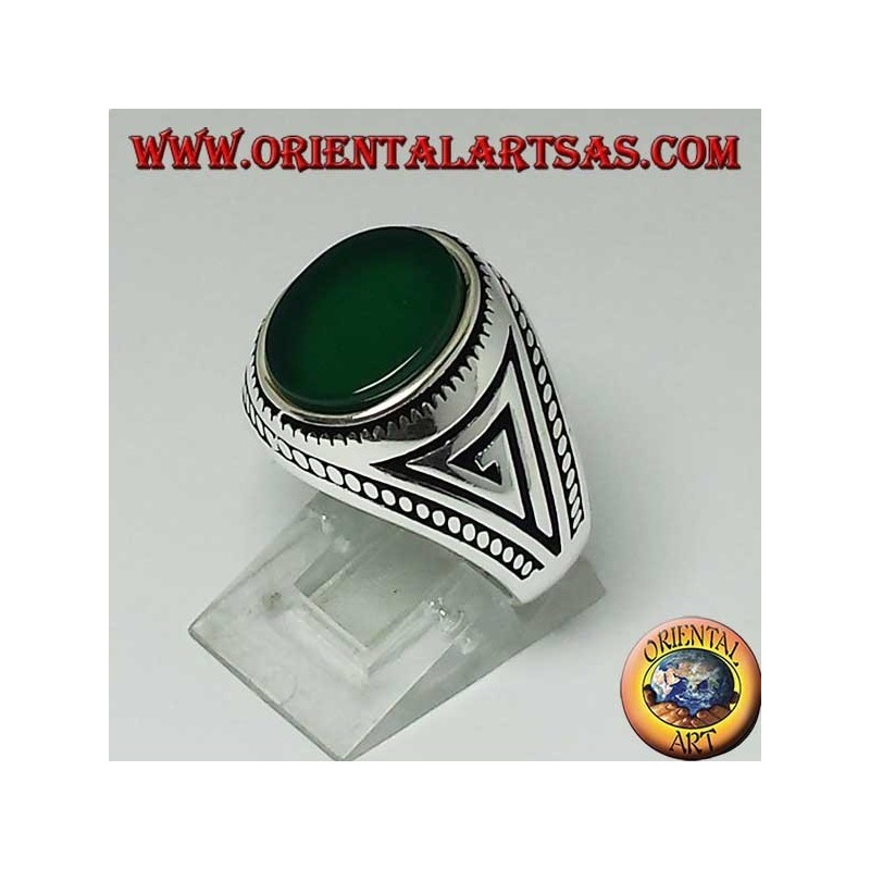 Anillo de plata con ágata verde ovalada plana con trenza en los bordes del anillo.