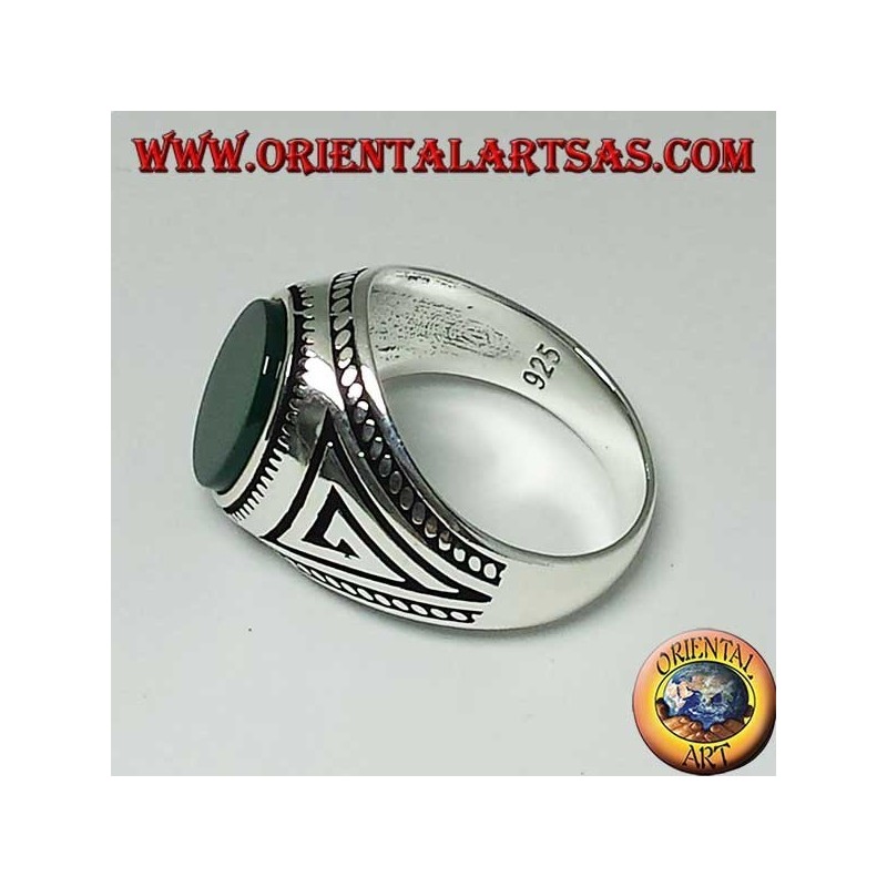 Bague en argent avec agate verte ovale plate avec une tresse sur les bords de la bague