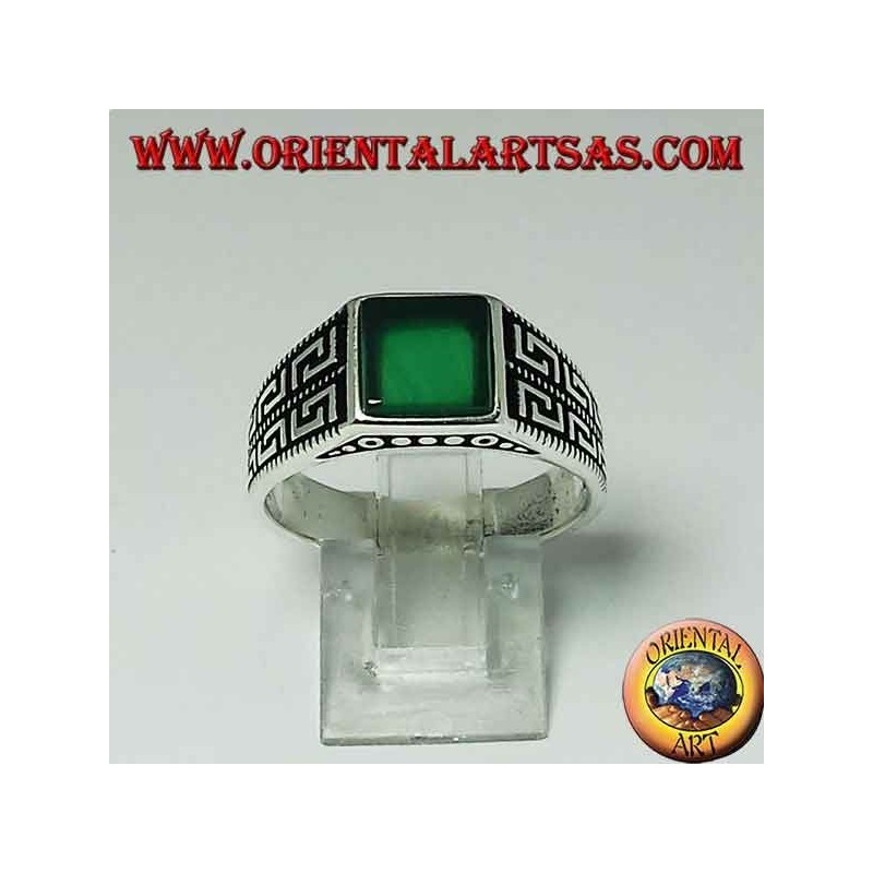 Bague en argent avec agate carrée verte plate et deux rangées de grec sur les côtés