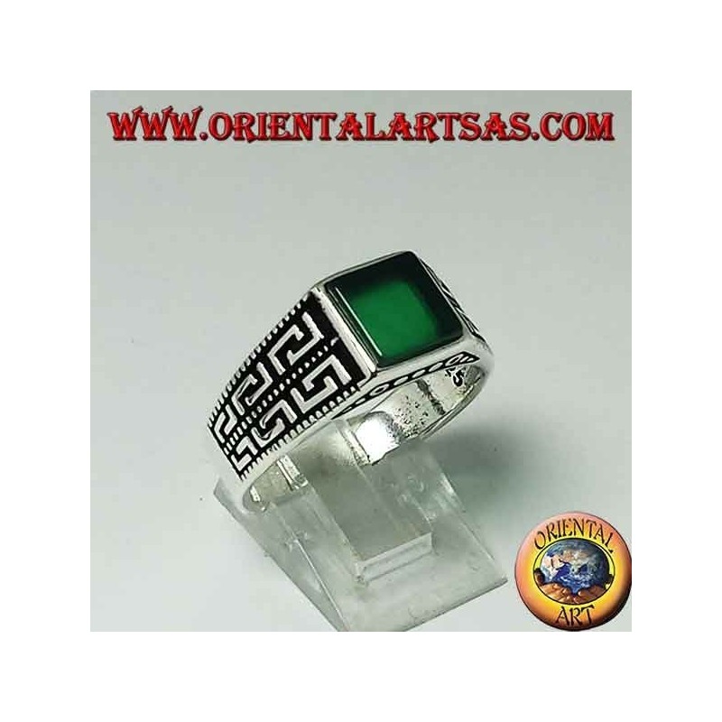 Anello in argento con agata verde quadrata piatta e due file di greche sui lati