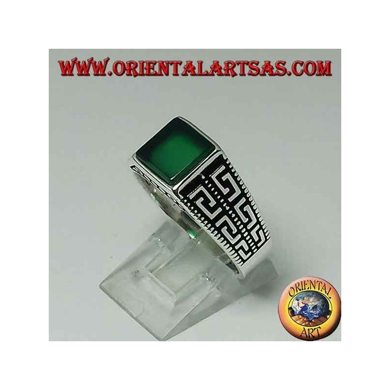 Bague en argent avec agate carrée verte plate et deux rangées de grec sur les côtés