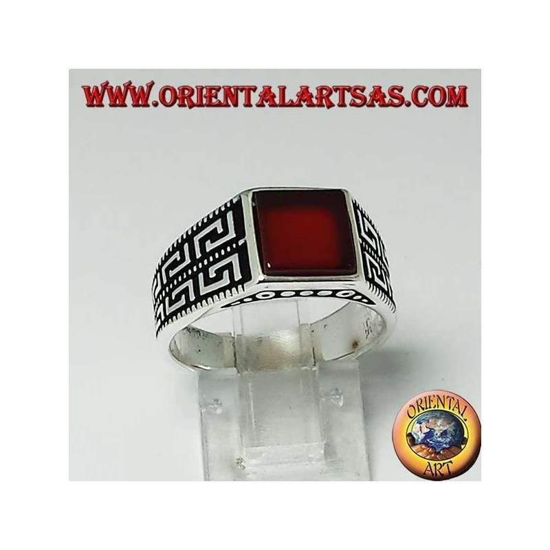 Anillo de plata con cornalina cuadrada plana y dos filas de griego en los lados.