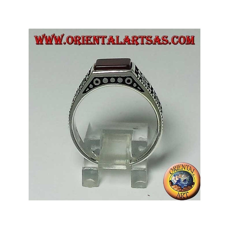 Bague en argent avec cornaline carrée plate et deux rangées de grec sur les côtés