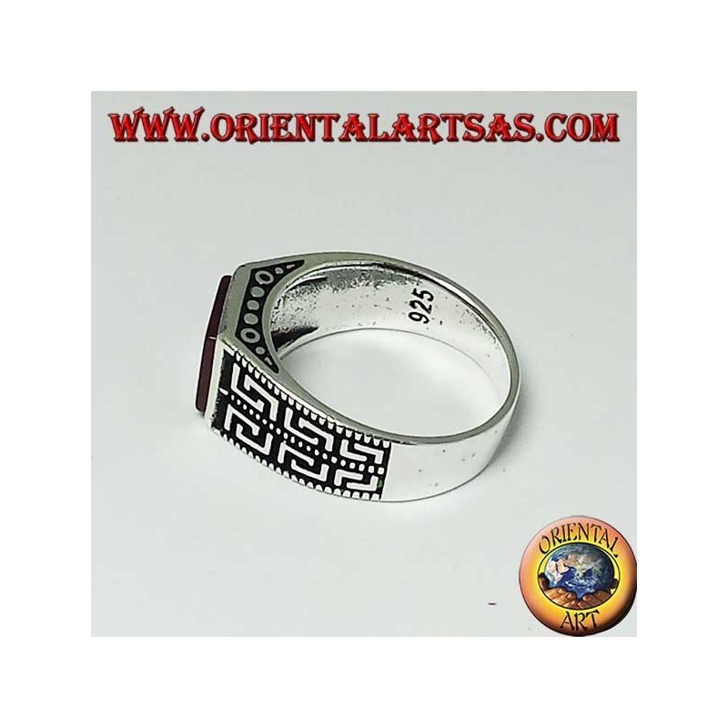 Bague en argent avec cornaline carrée plate et deux rangées de grec sur les côtés