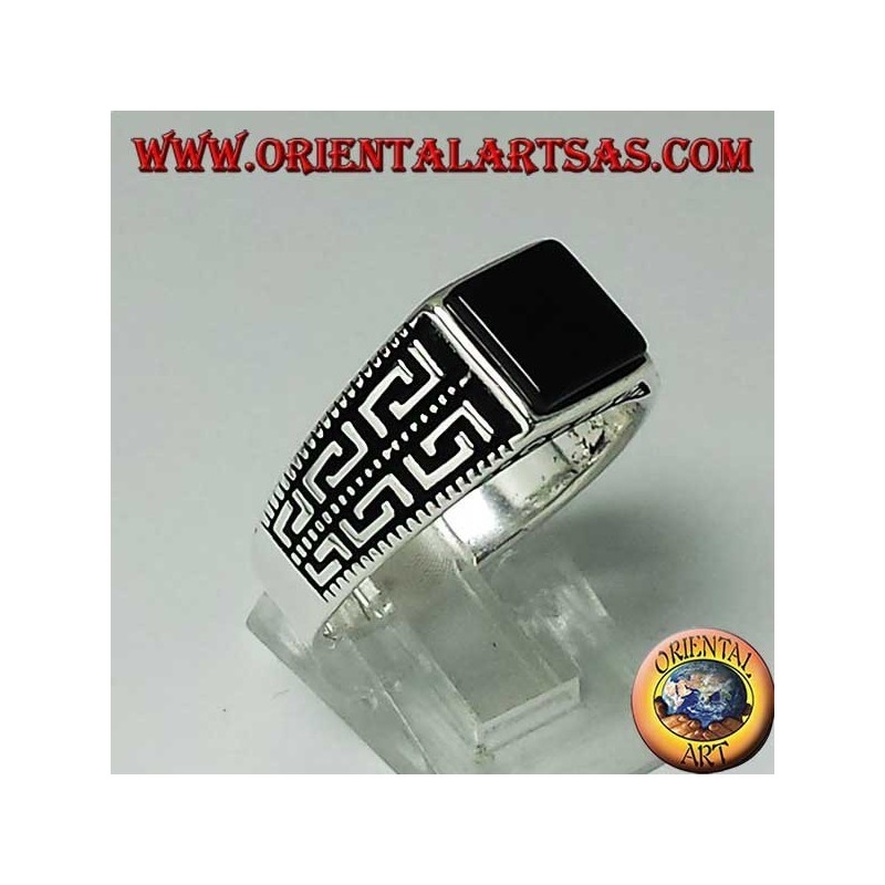 Anello in argento con onice ovale piatta con treccia ai bordi dell'anello