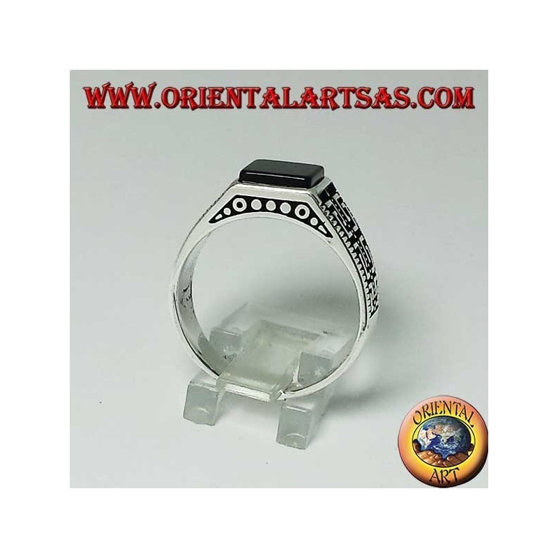 Anello in argento con onice ovale piatta con treccia ai bordi dell'anello