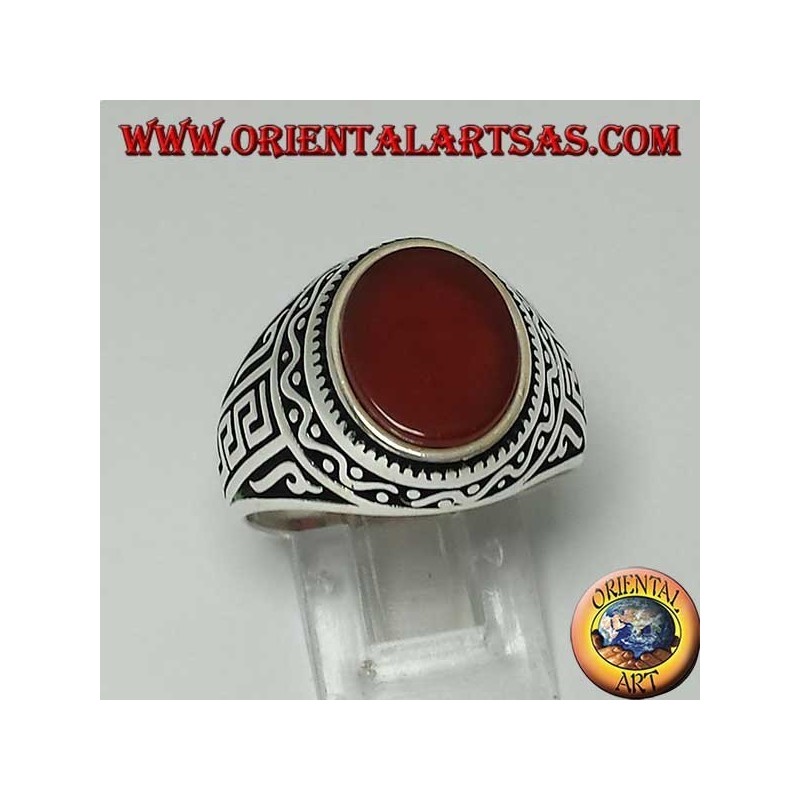 Silberring mit flachem, ovalem Karneol mit griechischem Schriftzug an den Seiten des Rings