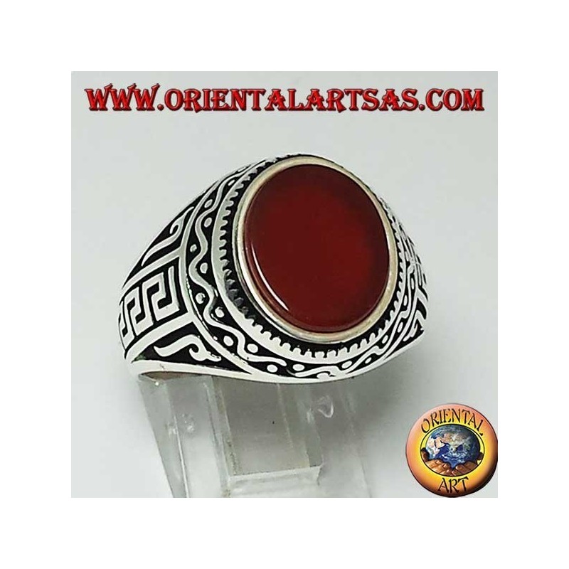 Anello in argento con corniola ovale piatta con greca sui lati dell'anello