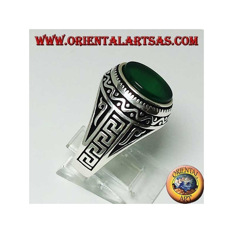 Bague en argent avec agate verte ovale plate avec du grec sur les côtés de la bague