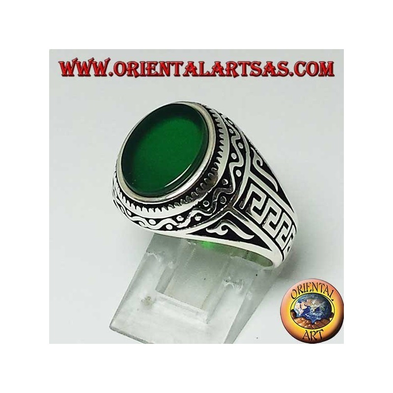 Anello in argento con agata verde ovale piatta con greca sui lati dell'anello