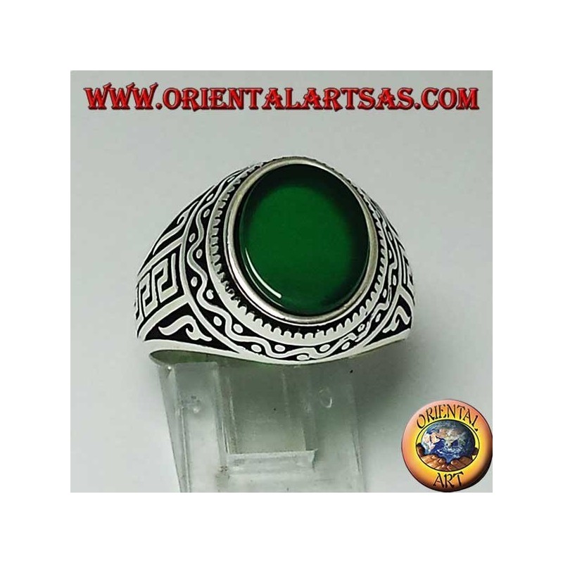Anillo de plata con ágata verde ovalada plana con griego en los lados del anillo.