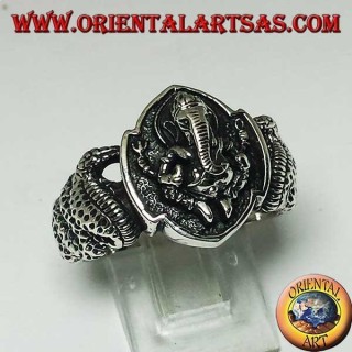 Anello in argento, di Ganesh seduto con cobra su entrambi i lati
