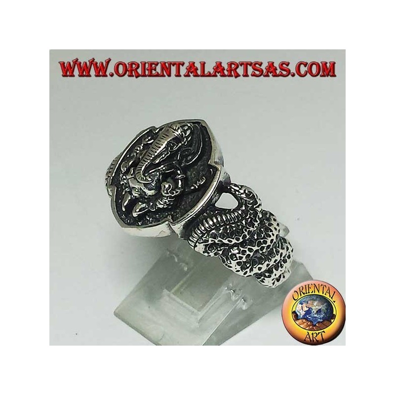 Anillo de plata de Ganesh sentado con cobra en ambos lados