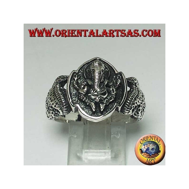 Anillo de plata de Ganesh sentado con cobra en ambos lados