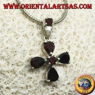 Colgante de plata en forma de trébol de cuatro hojas con gota y granates redondos.