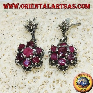 Boucles d'oreilles pendantes en argent avec 7 rubis ronds naturels sertis pour former une fleur et du marcassite