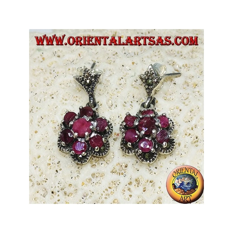 Boucles d'oreilles pendantes en argent avec 7 rubis ronds naturels sertis pour former une fleur et du marcassite