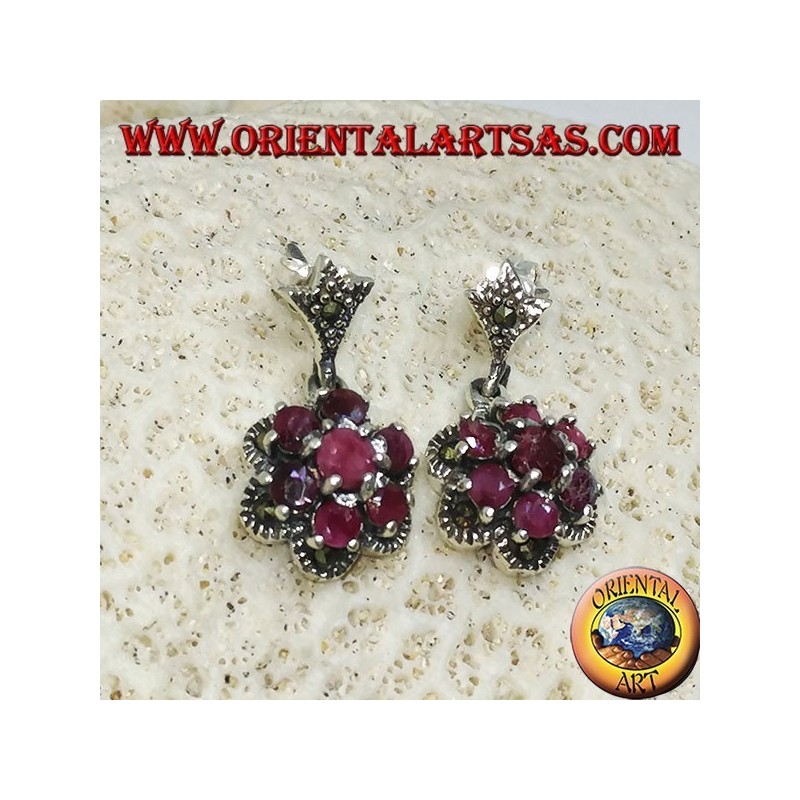 Boucles d'oreilles pendantes en argent avec 7 rubis ronds naturels sertis pour former une fleur et du marcassite