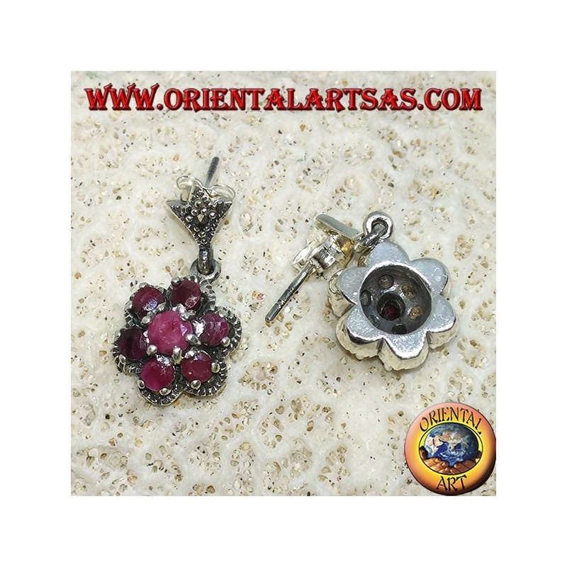 Orecchini in argento pendenti con 7 rubini naturali tondi incastonati a formare un fiore e marcasite
