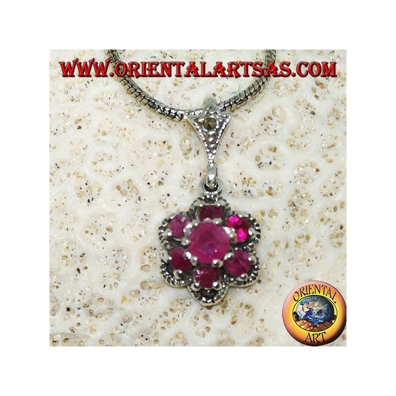 Pendente in argento con 7 rubini naturali rotondi incastonati a formare un fiore e marcasite