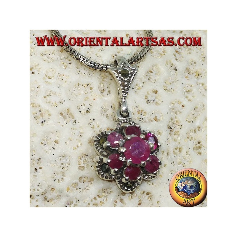 Pendente in argento con 7 rubini naturali rotondi incastonati a formare un fiore e marcasite