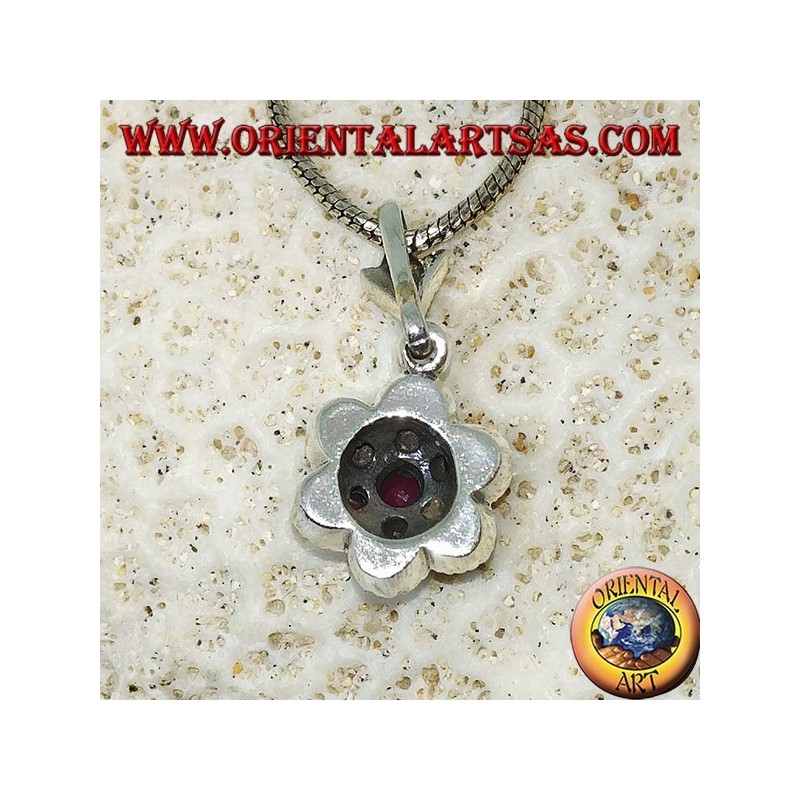 Pendentif en argent en forme de trèfle à quatre feuilles avec goutte et grenats ronds