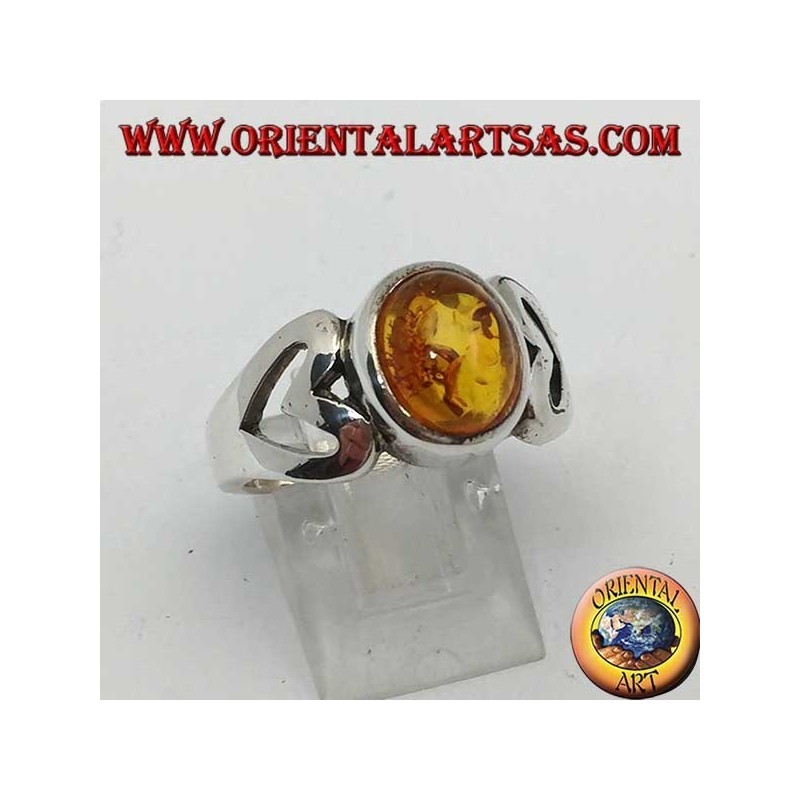 Bague en argent avec ambre ovale et coeur ajouré sur les côtés