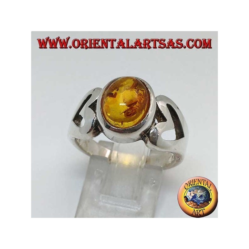Anillo de plata con ámbar ovalado y corazón calado a los lados.
