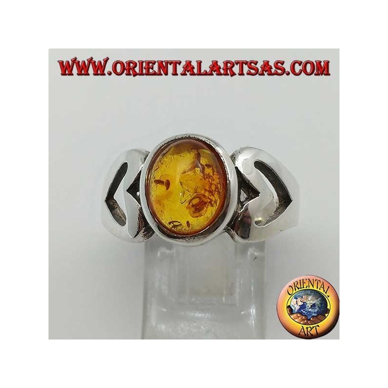 Bague en argent avec ambre ovale et coeur ajouré sur les côtés