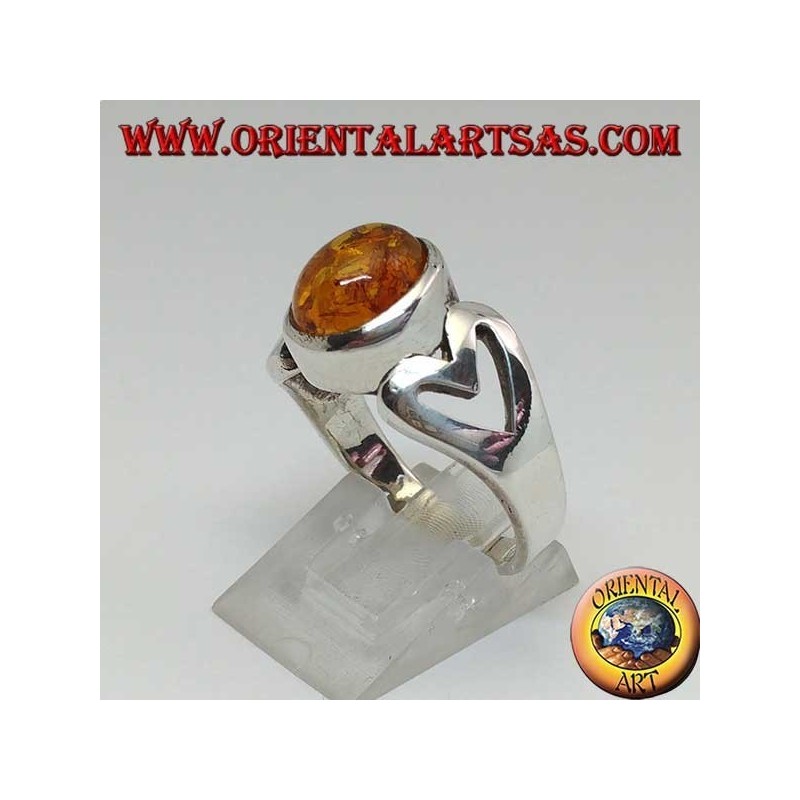 Bague en argent avec ambre ovale et coeur ajouré sur les côtés